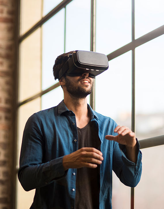 shu_mascpr_vr-image-1 man looking through virtual reality headset